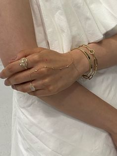 Gold Hand Chain For Women, Rose Gold Accessories Outfit, Hand Jewelry Rings Bracelets, Ring With Bracelet Attached, Diamond Hand Bracelet, Gold Hand Bracelet, Hand Stack, Bracelet Stack Gold, Ring Chain Bracelet