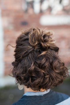 Half Up Short Wavy Hair, Curly Hair Top Knot Half Up, Homecoming Hair Short Curly, Cute Curly Bob Hairstyles, French Short Curly Hair, Natural Curly Hair Messy Bun, Healthy Short Curly Hair, Short Hair Half Up Half Down Curly, Short Curly Wedding Guest Hairstyles