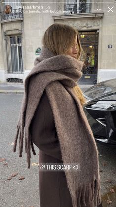 Europe Winter Fashion, Australian Winter Fashion, Outfits Los Angeles, Grey Sweater Outfit, Aesthetic Overalls Outfit, Oversized Grey Sweater, Look Adidas, Estilo Indie, Skandinavian Fashion