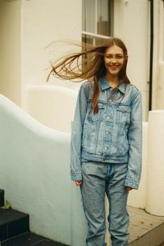 Inspiration 1: Normcore - bad fitting denim on denim outfit Letty Schmiterlow, 90s Fashion Denim, Fresh Prince, Double Denim, Drew Barrymore, Martin Margiela, Denim Jacket Men, Thrift Shopping, Outfits Casual