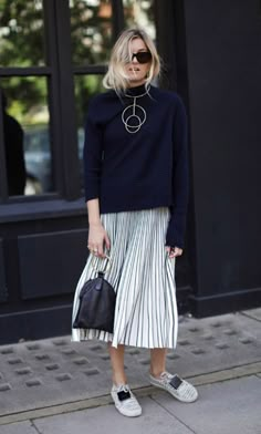 Casual Chique Stijl, Rok Midi, Rok Outfit, Eleanor Calder, Fish Stock, Rock Outfit, It Bag, Smart Outfit, Transition Outfits