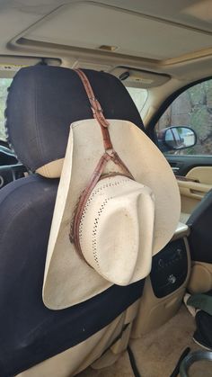 Leather Hat Holder, Best Cowboy Hats, Cowboy Crafts, Leather Working Projects, Groovy Fashion, Leather Bag Tutorial, Country Hats, Diy Leather Projects