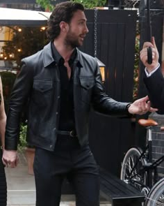 Premiere de "Back to Black" em Londres 2024 Aaron Taylor Johnson Street Style, Aaron Taylor Johnson Hair, Men’s Leather Jackets, Aaron Taylor Johnson Aesthetic, My Celebrity, Tall Dark And Handsome Men, Aron Taylor Johnson, Gentlemen Aesthetic