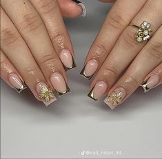 Acrylic Nail With Flower Design, Short Square French Tip Nail Designs, Nail Inspo Square Short French Tip, Ethereal Nails Square, Short Shaped Nails, Gold Nails With Flowers, Short Nail Designs Gold, Square Gold Nails, Gold Acrylic Nails Short