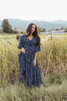 Country Maxi Dress, Cream Boho Dress, House Dresses, Brunette Models, Maxi Tops, Beautiful House, Nightingale, Photo Outfit, Fancy Outfits