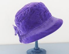 original 1940's purple / blue velvet   cloche hat. This  lovely hat has been  handmade in Italy in the ladies hats atelier ' Modello ' in  Genoa dated  1940's. Please note that vintage items  can have signs of age  on it, this one is an antique 80 years old hat and might have some imperfections but still looking great and charming visit our shop for more vintage hats : https://www.etsy.com/shop/TheWondrousWonders Cloche Hats, Retro Costume, Bleu Violet, Vintage Hats, Antique Buttons, Cloche Hat, Leather Boots Women, Costume Hats, Purple Velvet