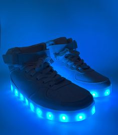 Les nouvelles chaussures de festival Space Whitez LED de Speaker Humperz font fureur. Offrant 7 options de couleurs et deux modes de flash pour que la fête continue toute la nuit. Conçues avec des LED à fibre optique de pointe, du cuir polyuréthane durable et des semelles en caoutchouc antidérapantes pour vous offrir la meilleure chaussure lumineuse à la fois esthétique et performante pour la saison des festivals. Sortir de votre zone de confort et enfiler une paire d'enceintes Humperz Space Whi Glow Shoes, Micro Usb, Athletic Shoes, Gender Neutral, Baskets, Shoes Sneakers, Festival, Led, Sneakers