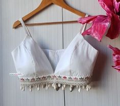 Emrodari Design Blouse, White Blouse For Navratri, Spegaties Blouse, Blouse Designs With Beads, Bohemian V-neck Unstitched Choli, White Blouse Designs For Lehanga, White Blause Desine, Traditional V-neck Choli For Summer, Fitted Embroidered Bohemian Crop Top