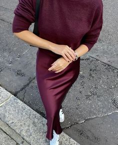 Burgundy Silk Skirt Outfit, Burgundy Satin Skirt Outfit, Satin Skirt Fall Outfit, Aubergine Outfit, Satin Maxi Skirt Outfit, Burgundy Outfit Ideas, Burgundy Skirt Outfit, Plum Outfit, Bordeaux Outfit