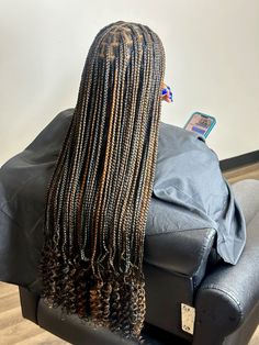 Knotless Braids with curled ends Cute Knotless Braids With Curls, 2 Color Knotless Braids With Curls, Knotless Braids With Curly Ends And Color, Curly Braids Ends, Braids Hairstyles With Curls At The End, Brown And Black Knotless Braids With Curls, Long Black Braids With Curls, Medium Size Knotless Braids With Curls, Knotless Braids Hairstyles Brown