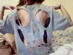 Skull Cutout, Upcycle Clothes Diy, Under Your Spell, Diy Clothes Design, Lindsay Lohan, Skull Shirts, Mode Inspo, Cut Shirts