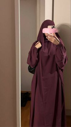 The most versatile piece one could find!Jilbabs are not only the perfect prayer wear but also perfect to run errands and also for brunch dates with your girl gang!Made from the most comfortable, softest and extremely summer friendly fabric, this piece is a must have!Fabric- Korean Nida FREE SIZE Niqabi Outfit Ideas, Jilbab Outfits, Islamic Modest Fashion, Estilo Hijab, Stylish Hijab, Mode Turban, Hijab Trends, Modest Fashion Hijab, Muslim Outfits Casual