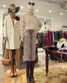 Martinelli Roma, Skirt Outfits With Boots, Outfits With Skirts, Fall Skirt Outfits, Outfits With Boots, 10 Winter Outfits, Boots With Jeans, Meeting Outfit, Fashion Displays