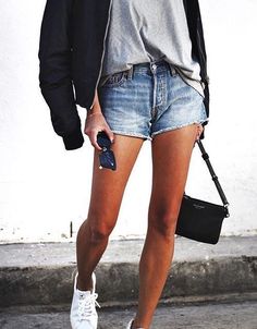 Blue Denim Shorts Outfit, Outfits With White Sneakers, Denim Shorts Outfit, Look Short, Shorts Outfit, Mini Short, Blue Denim Shorts