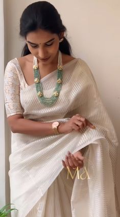 Simple Party Wear Dress Indian, Saree Thoughts, Party Wear Dresses Indian, Draped Sarees, Draping Saree, Maharashtrian Jewellery, Off White Saree, Sleeveless Blouse Designs, Trendy Saree