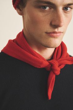 This triangle scarf will add the extra layer of softness of 100% cashmere around your neck to keep you warm and cosy this winter season. Dimensions: 80 cm x 56 cm Scarf Inspiration, Stole Scarf, Red Scarf, Leather Ring, Triangle Scarf, Thick Yarn, Sleeveless Cardigan, Cardigan Top, Winter Sweaters