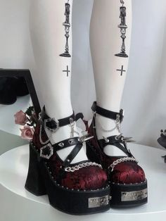 Stile Punk Rock, Heel Platforms, Goth Shoes, Punk Shoes, Gothic Shoes, Dr Shoes, Cute Shoes Heels, Platform Block Heels, Aesthetic Shoes