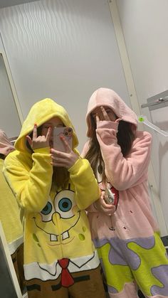 Cute Halloween Costumes Duos Friends, Cute Onsie Halloween Costumes, Costume Ideas For Duos Funny, Duo Halloween Onesies, Onesie Ideas For Halloween, Dynamic Duos For School, 2 People Matching Halloween Costumes, Two Bestie Halloween Costumes