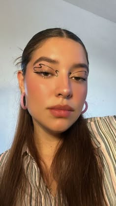 Cute Graphic Eyeliner, Graphic Makeup Looks, Bold Eyeliner Looks, Eyeliner Grafico, Eyeliner Graphic, Bear Korean, Liner Ideas, Creative Eyeliner, Hippie Makeup