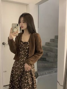 Ulzzang Outfit Aesthetic, Aesthetic Fall Dresses, Autumn Dress Aesthetic, Korean Cottagecore Outfit, Neutral Feminine Outfit, Skirt Outfits Cottagecore, Floral Dress And Cardigan Outfit, Fall Dresses Aesthetic, Asian Fall Fashion