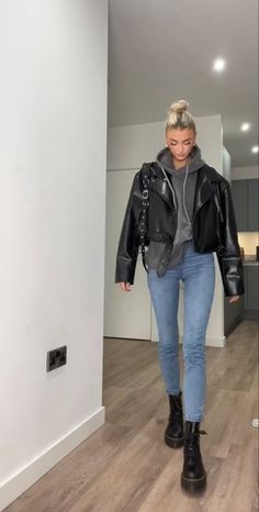 Casual Chic Date Outfit, Short Leather Jacket Outfit, Outfit Basketball Game, Fall Leather Jacket Outfit, Urban Street Style Women, Clean Goth, Biker Jacket Outfit, Martens Outfit, Style Inspiration Grunge