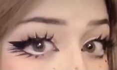 Under Eyelashes Eyeliner, Bottom Lash Eyeliner, Cute Doll Makeup, Eyeliner Ideas, Punk Makeup, Cute Eye Makeup, Doll Eye Makeup, Makeup Artist Tips, Swag Makeup