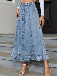 "Casual and Chic: Denim Skirt Looks You'll Love" Skirt Elegant, Ladies Denim, Graduation Outfits, Denim Clothing, Skirt Denim, Denim Skirt Women, Denim Maxi Skirt, Summer Concert, Skirt Midi