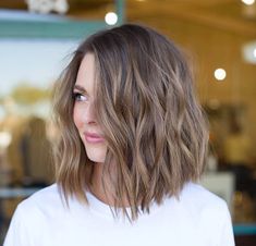 Wavy Bob Hairstyles, Short Wavy Hair, Penteado Cabelo Curto, Short Haircut, Medium Hair Cuts, Light Brown Hair, Hair Color Trends, Brown Hair Colors