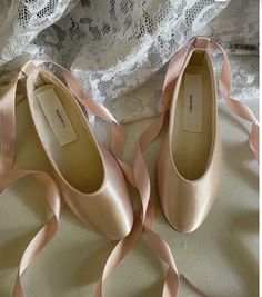 Minimalist Bride, Dr Shoes, Ballerina Style, Quoi Porter, Ballet Fashion, Pink Ballerina, Womens Wedding Shoes, Aesthetic Shoes, Ballerina Flats