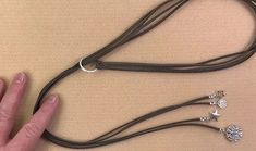 Lariette Necklace Diy, Diy Lariat Necklace, Atlantis Jewelry, Leather Necklace Tutorial, Lariat Necklace Diy, Leather Necklace Diy, Suede Cord Necklace, Long Leather Necklace, Lariat Necklaces