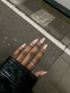 Almond Natural Gel Nails, Natural Nail Shape Acrylics, Nails Inspo For Black Women, Pearl Nails Black Women, Pearl Almond Acrylic Nails, Almond Gel X Nails Ideas, Almond Natural Acrylic Nails, Autumn Nails Black Women, Silver Natural Nails