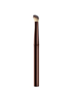 A high-performance concealer brush that delivers unprecedented precision and blending. This brush features a unique half-moon shape for controlled application to the contours of the face, especially under the eyes. Bristles have the ideal density and texture to blend seamlessly. Designed for use with liquid and cream formulas, it optimizes performance of Vanish Airbrush Concealer. Makeup Cart, Applying Concealer, Cart Organizer, Makeup Finds, Kawaii Makeup, Trophy Hunting, How To Apply Concealer