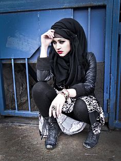 Darque & Lovely: No one knows I'm here Punk Hijabi, Hijabi Friends, How To Wear Hijab, Gangster Girl, Muslim Women Hijab, Alt Fashion, Funky Fashion, Hijabi Fashion, Muslimah Fashion