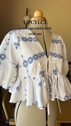 Printed Tops Designs, Top Inspo Sewing, White Blouse Pattern, Stylish Tops Fashion, Cute Tops For Women, Sewing Tops, Couture Mode, Trendy Fashion Tops