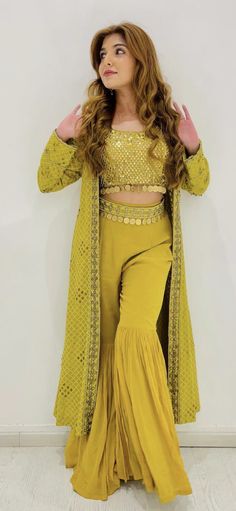 Sider Lehenga Look, Yellow Coordinates Outfit, Bridal Dress For Mehendi Function, Trendy Outfits For Wedding Functions, Haldi Siders Outfit, Siders Wedding Outfits Indian, Mehandi Function Dresses Mehndi Outfit, Dress For Mehendi Function Mehndi Outfit, Dress For Mehndi Function