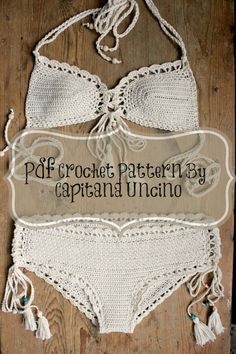 the crochet pattern is written in spanish and has tassels on it