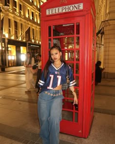 Drum N Bass Outfit, Big Jersey Outfit 90s, Jock Outfit Girl, Jersey And Cargo Pants Outfit, Women Y2k Outfits, Headphone Outfit Aesthetic, Red Jersey Outfit Women, 2000s Fashion Outfits Baggy, Poses For Street Wear