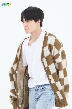 Ootd Sweater, Sweater Rajut, Cardigan Outfits, Korean Singer, Boy Fashion