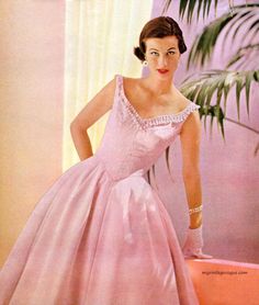 Avisco Rayon 1954, via myvintagevogue 1950 Dress, Fashion 1920s, 1950s Fashion Women, Fashion 1950, 1950’s Fashion, Poodle Skirt, History Fashion