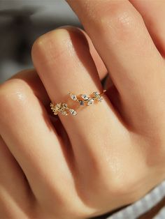 Gold          Jewelry خواتم خطوبة, قلادات متدلية, Hand Jewelry Rings, Gold Rings Fashion, Gold Ring Designs, Jewelry Accessories Ideas, Girly Accessories, Fesyen Hijab, Classy Jewelry