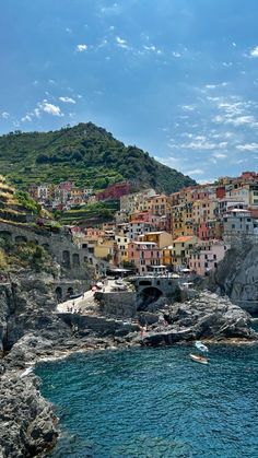 the town is perched on top of a cliff above the water