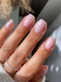 short white milky nails with leaf design Maternity Nails, Milky White Nails, Holiday Acrylic Nails, White Gel Nails, Bridesmaids Nails, Pink Gel Nails, Asian Nails, Nude Nail Designs