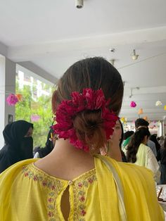 Hair Styles With Gajra, How To Style Gajra In Hair, Gajra In Hair Aesthetic, Bun With Gajra Hairstyles, Gajra In Open Hair, Asian Bridal Hair, Desi Vibes, South Asian Aesthetic, Desi Love