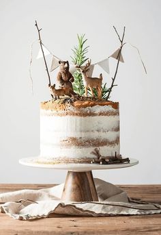 an image of a cake with animals on it and the caption is in spanish