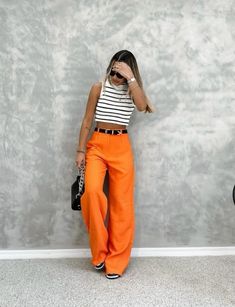 Creative Style Outfits Inspiration, Orange Outfits For Women, Street Wear Ideas, Orange Trousers Outfit, Orange Pants Outfit, Pantalon Orange, Ideas For Fun, Streetwear Ideas, Fun Outfits