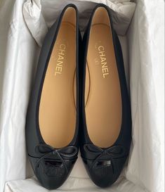 Channel Ballet Flats, Chanel Ballerina Flats, Chanel Ballerina, Navy Girl, Black Ballerina, Devil Wears Prada, Pretty Shoes Sneakers, Chanel Black