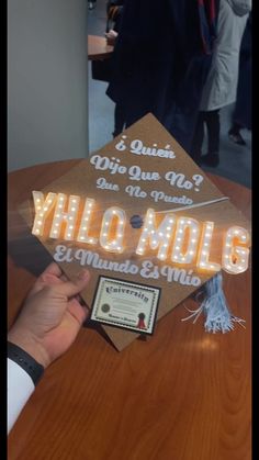 a graduation cap that says, who molds?