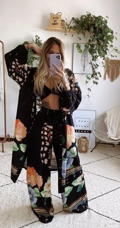 Nanny Outfit, Kimono Floral, Maxi Kimono, Fashion Hacks Clothes, Hippie Outfits, Fashion Fits, Looks Style, Looks Vintage