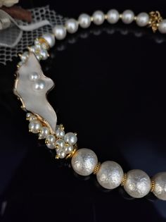 Beautiful choker necklace with white Majorca pearls. The necklace is in the classic 50s style and gives a touch of refined elegance to your look. The necklace is made with rough Majorca pearls, they are pearls with a glass heart and covered with shell substance, they have a perfect round shape and are very bright. The necklace has an adjustable lobster clasp with a 6cm extension. The necklace is asymmetrical thanks to the enamelled leaf component which gives a romantic and refined touch. The necklace is twisted, holds its shape perfectly but at the same time sits perfectly on the neck. This type of necklace is very versatile, suitable for every day but at the same time it is perfect for an evening dress for a special occasion. This pearl necklace cannot be missing from your jewelry collect Elegant White Pearl Charm Choker, Elegant White Choker With Pearl Charm, Formal Pearl Choker With Pearl Charm, Formal Pearl Choker With Pearl Drop, Elegant Pearl Drop Choker Necklace, Elegant White Choker With Pearl Drop, Formal Pearl Drop Choker, Elegant White Pearl Drop Choker, Elegant Pearl Embellished Choker