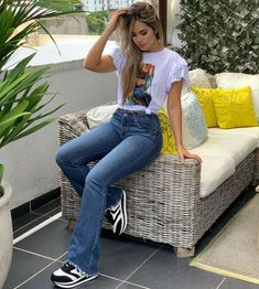 Rock Tshirt Outfit Women, Flare Outfits, Trendy Outfits Jeans, Flare Outfit, Casual Oufits, Flare Jeans Outfit, Looks Jeans, Dressy Casual Outfits